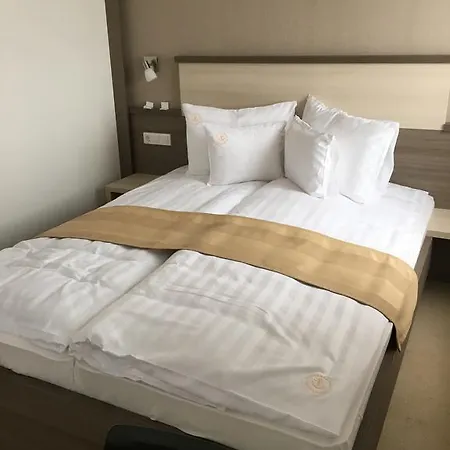 Hotel Tuenderfatyol**** Szallodahajo *