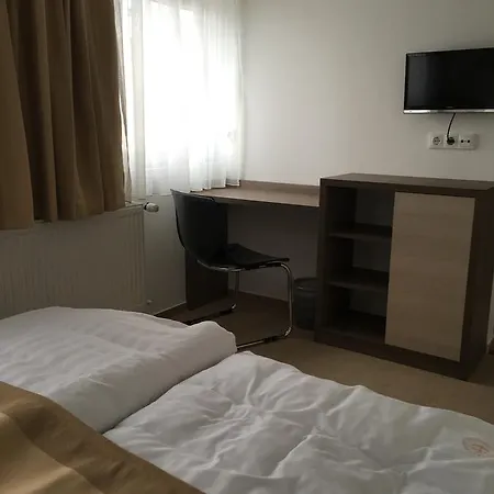 Tuenderfatyol**** Szallodahajo * Abádszalók